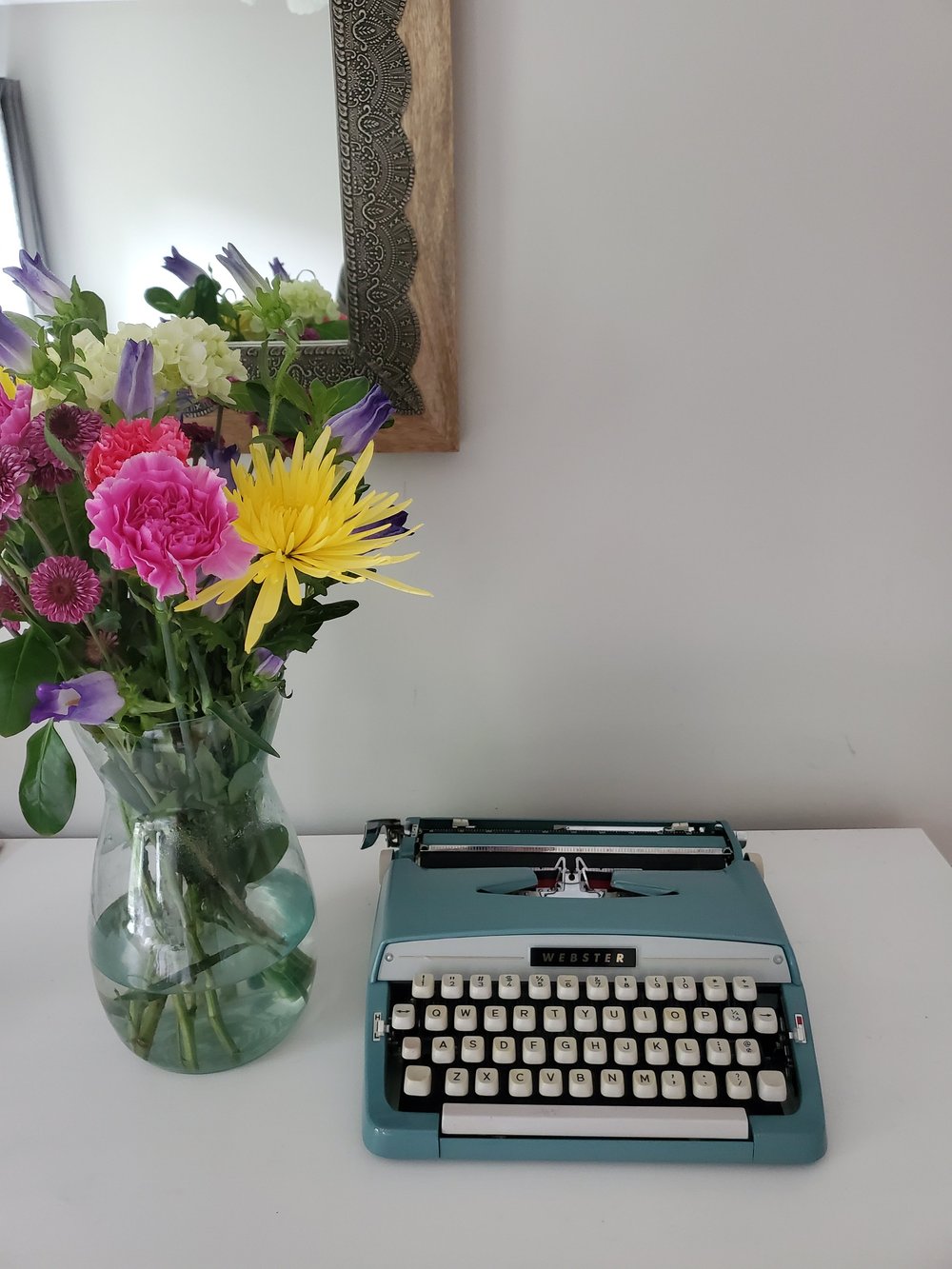 1960's Brother DeLuxe Vintage Manual Typewriter - With Case