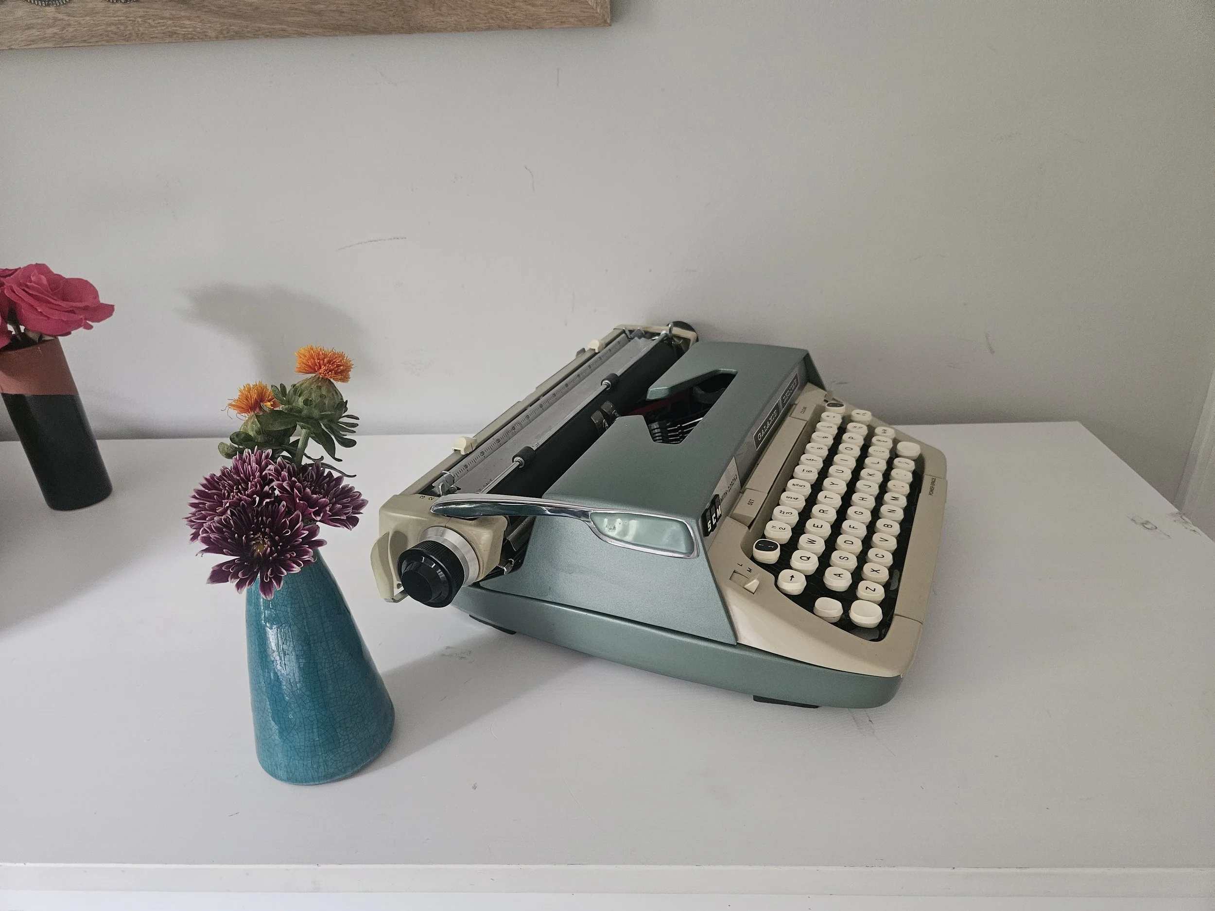 Circa 1970 Smith Corona Galaxie Deluxe with Case — Classic
