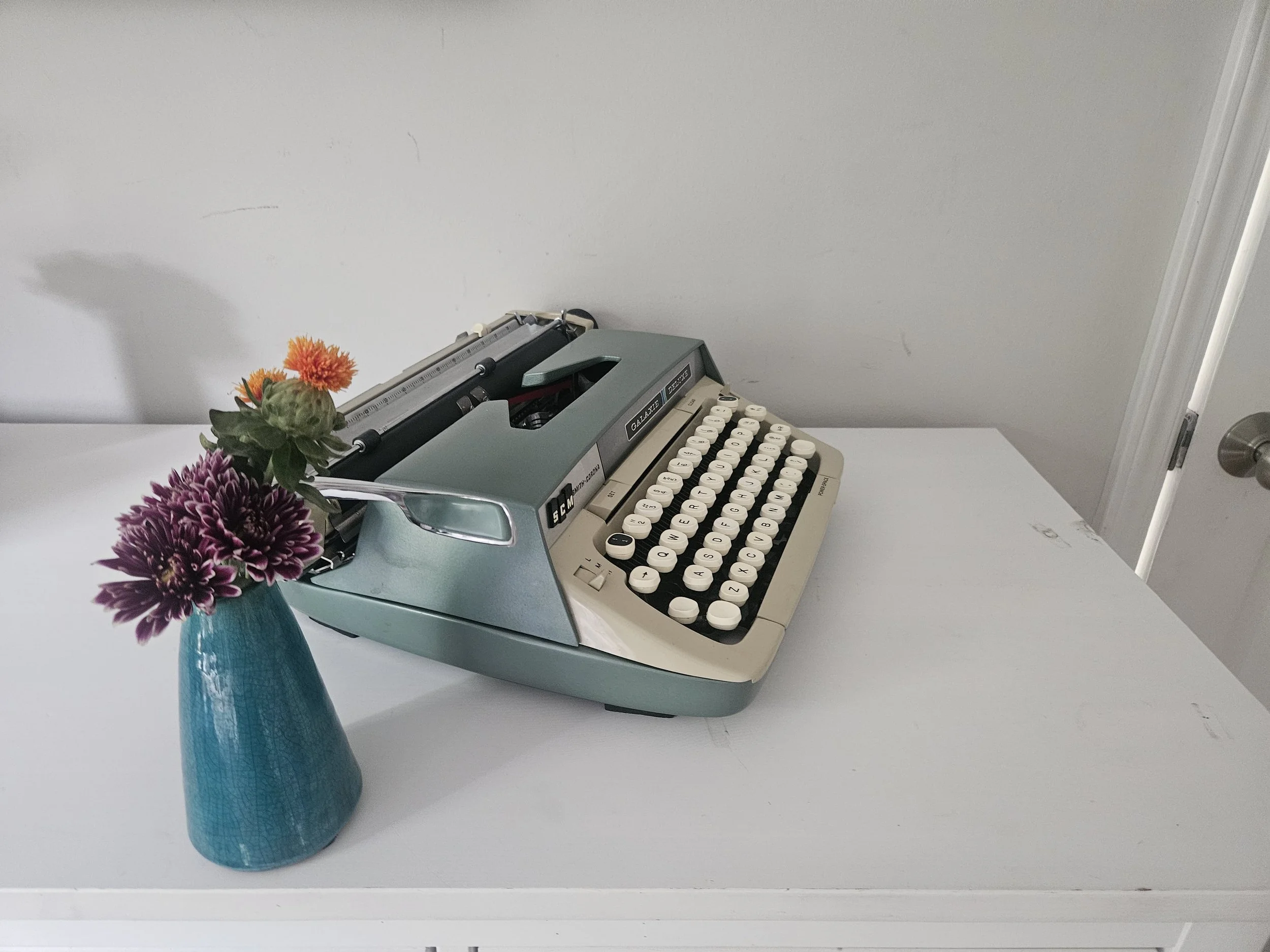 Circa 1970 Smith Corona Galaxie Deluxe with Case — Classic