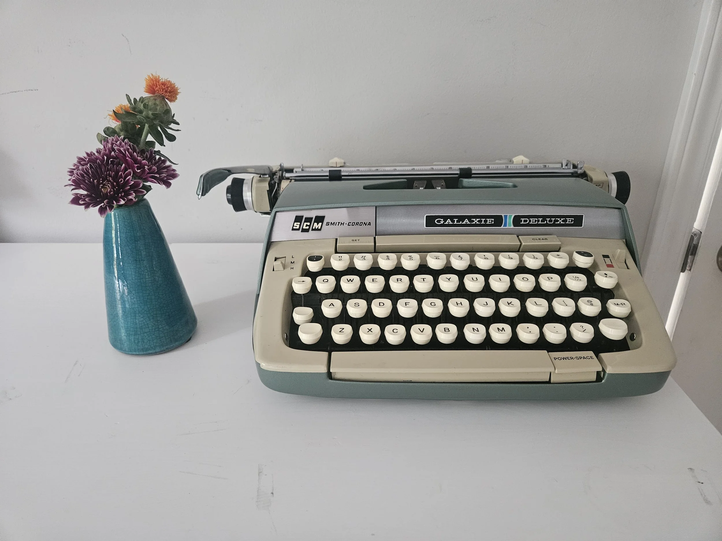 Circa 1970 Smith Corona Galaxie Deluxe with Case — Classic