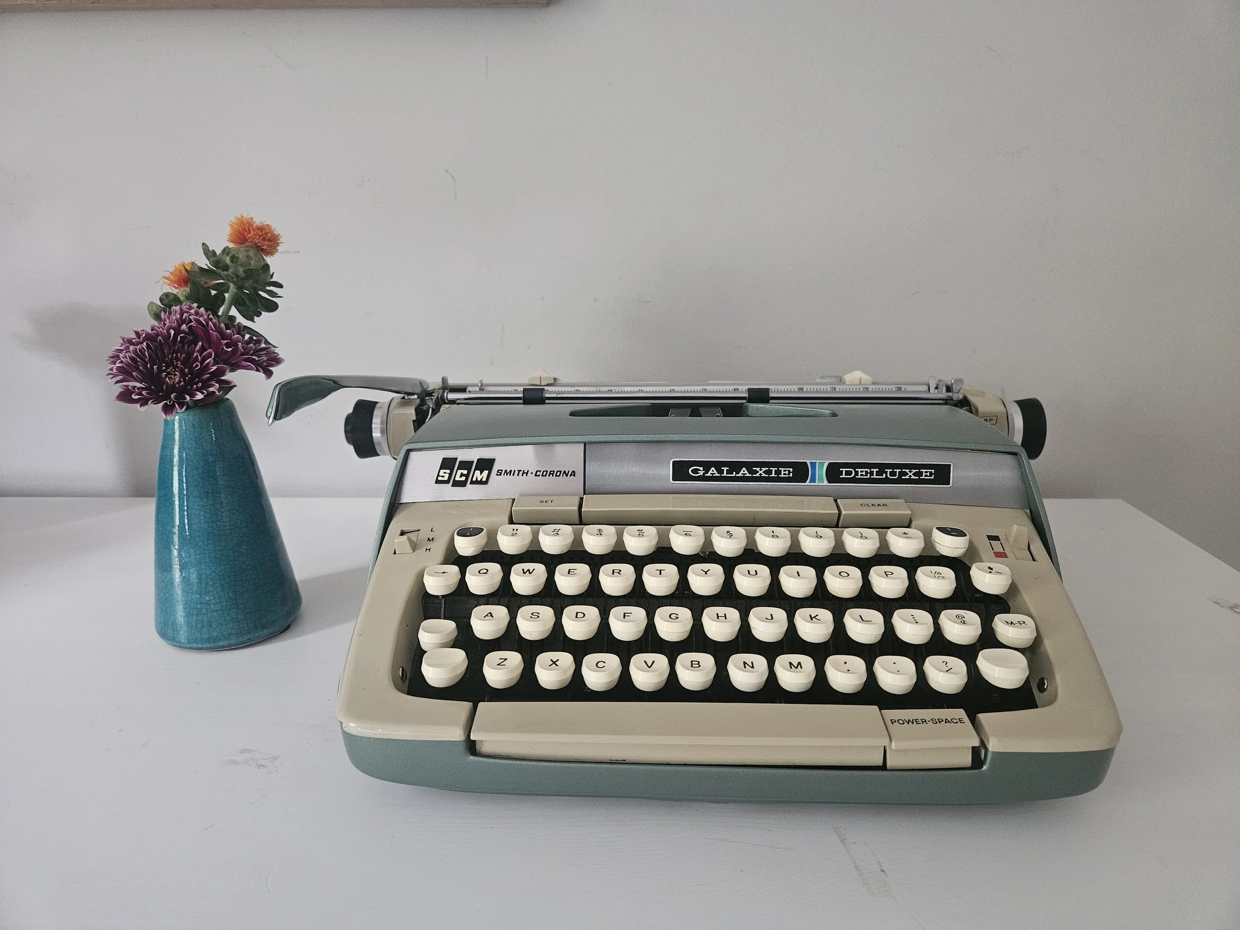 Circa 1970 Smith Corona Galaxie Deluxe with Case — Classic