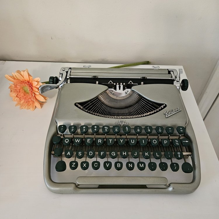 Vintage Chalet : Vintage Typewriter Romance Industrial Bliss
