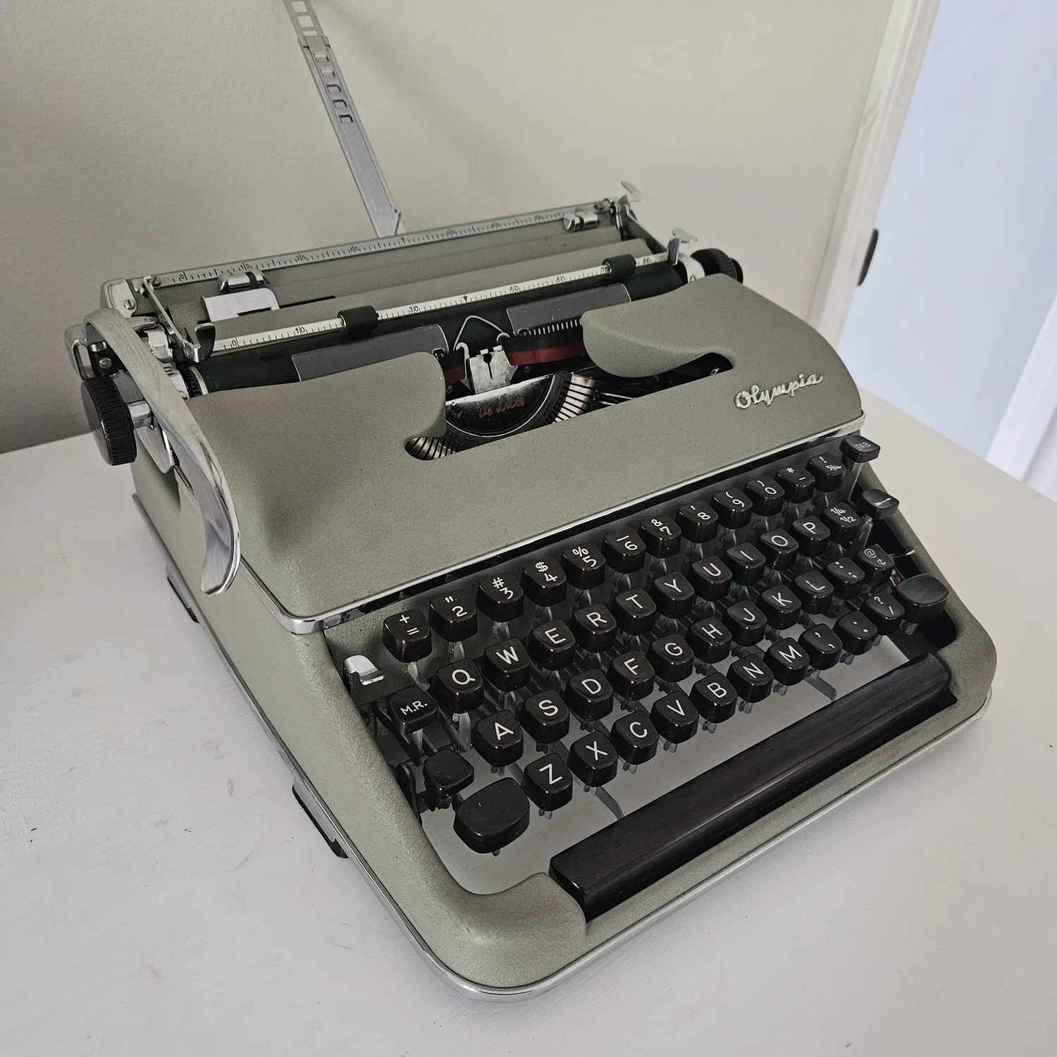 Olympia SM3タイプライター 1950年代 ケース付き　グレー Olympia SM3 & SM4 Vintage Typewriters for Sale