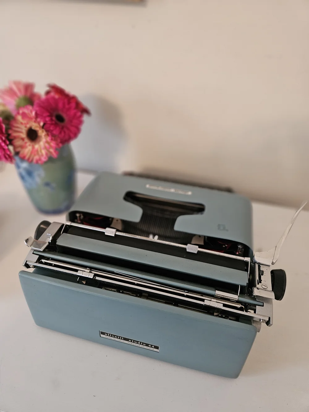 Olivetti Studio 44 Vintage Typewriter with Case — Classic