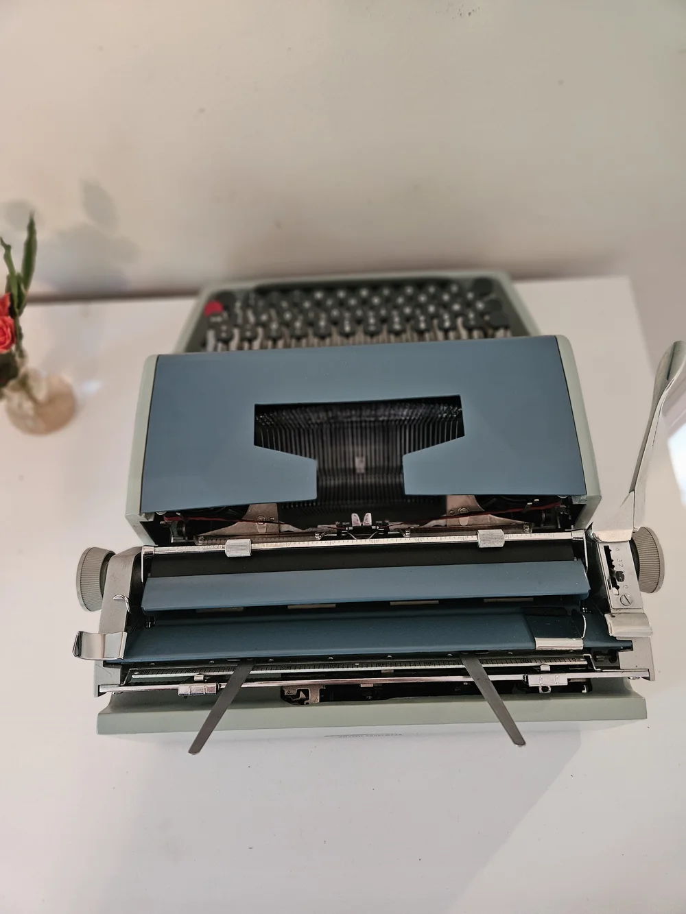 Underwood Olivetti Studio 21 Vintage Typewriter with Case