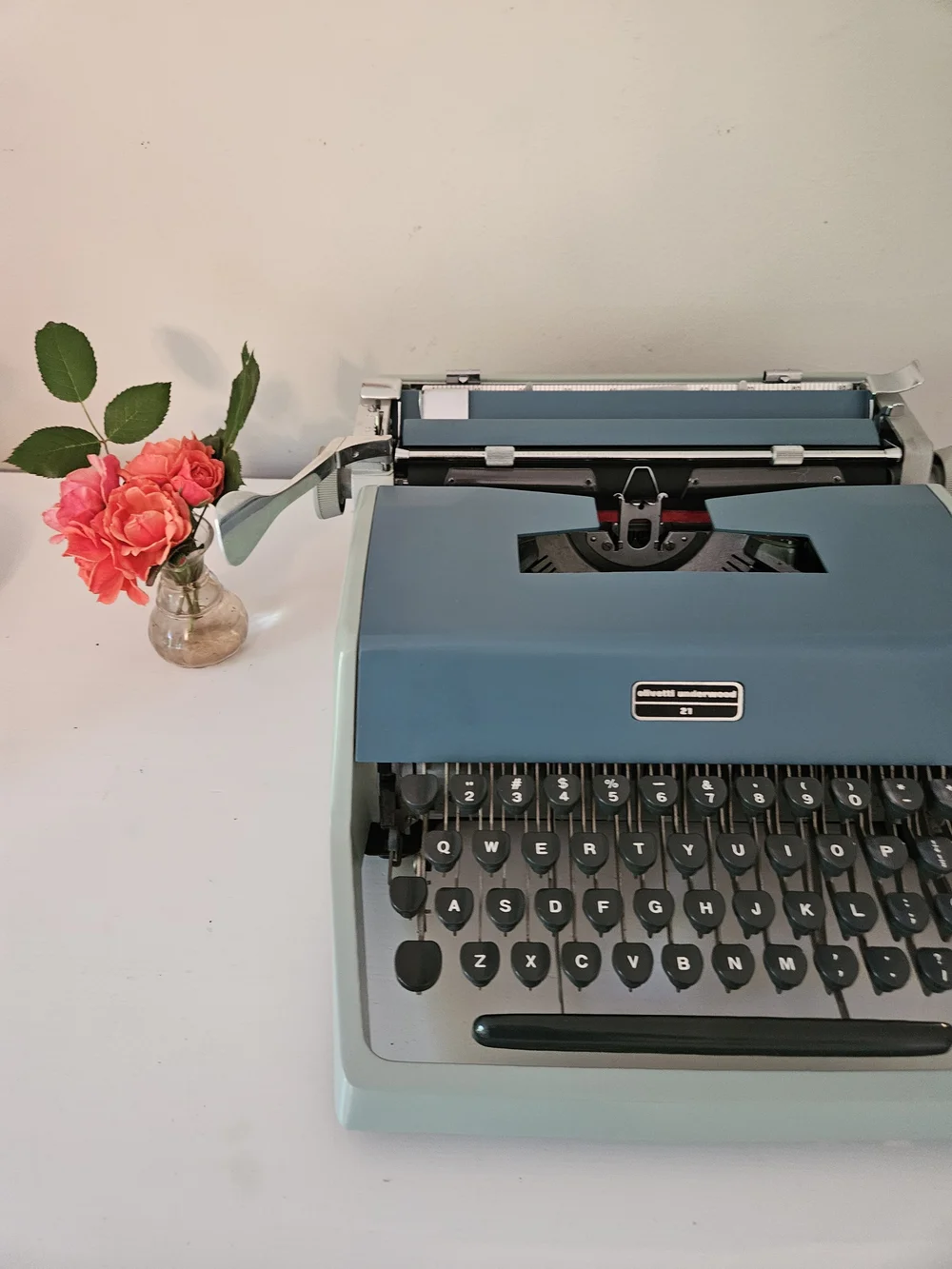 Underwood Olivetti Studio 21 Vintage Typewriter with Case