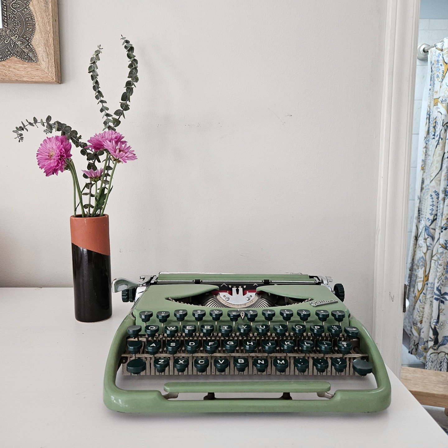 Groma Kolibri, circa 1959. 

This color combination is gorgeous. I'm not usually into green machines, but, come to think of it, all of my main machines are. 

I get dizzy with the thought of it

Slow down to think better. 

#writeon #classictypewrite