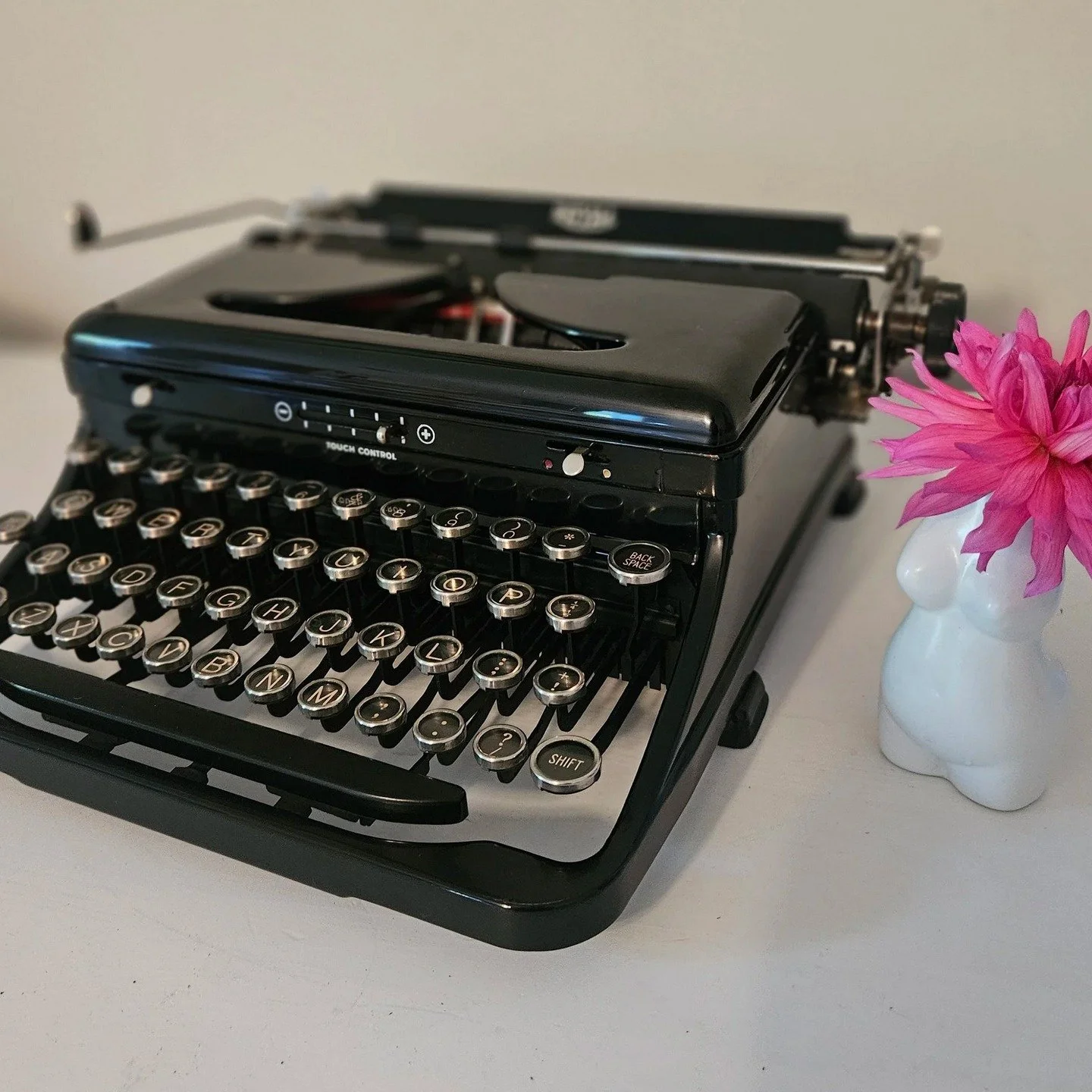 1936 Royal glows like a...

something that glows. 

It glows like the eye of a crow, if you've ever been up close to one of those.

We had a pet crow for a while. 

Beauty of a little machine. 

If I'm not posting a lot, btw, it's because it is one o