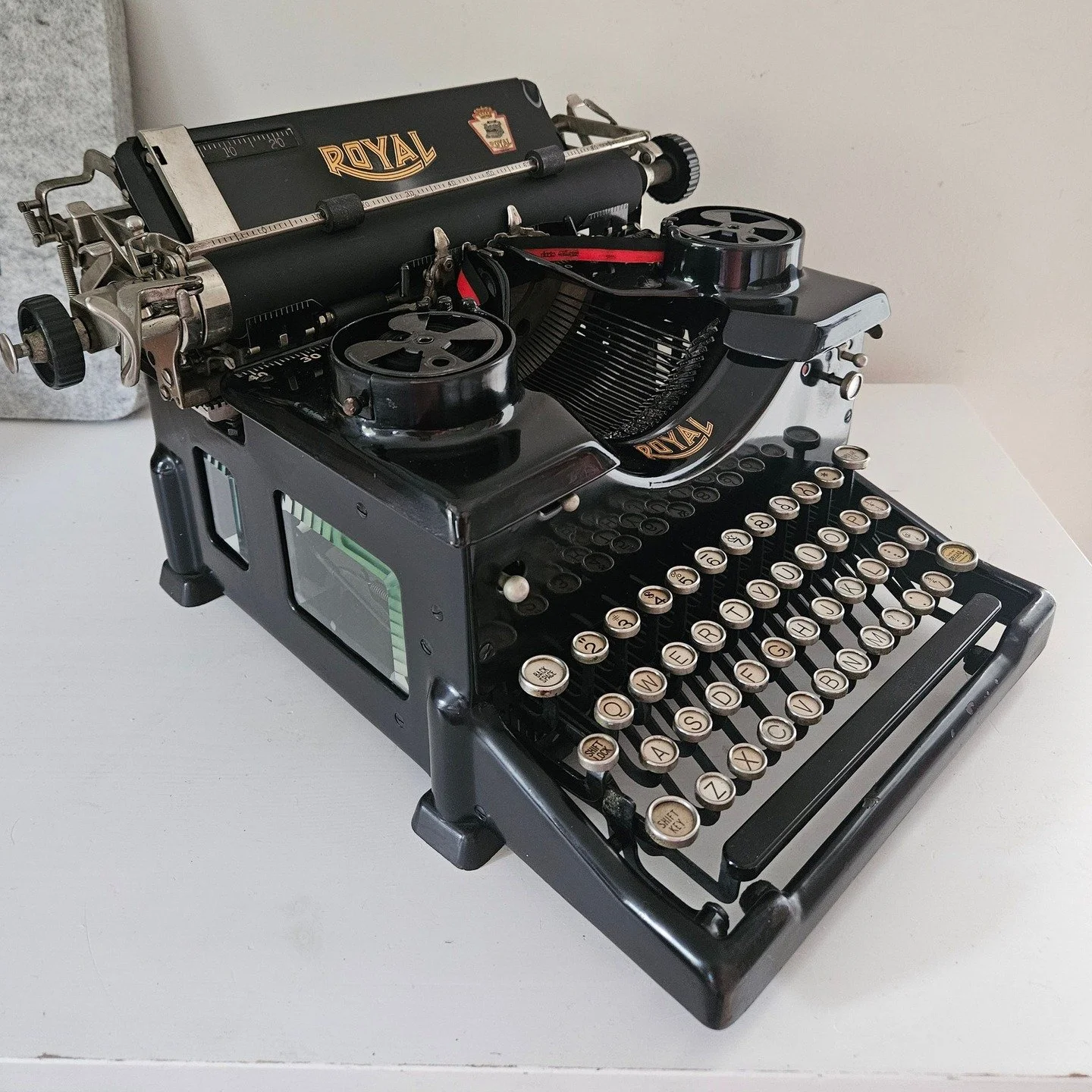 All new rubber and museum quality on this beautiful Royal No. 10. Restored by 'Regal' many degades ago, to be 'like Nu'. 

#classictypewriter #screenlesswriter #writeon