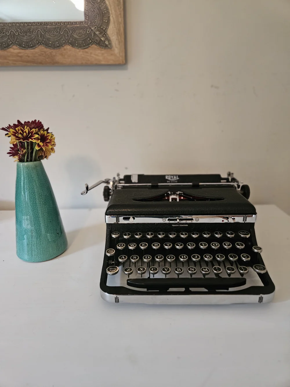 Circa 1937 Royal DeLuxe Working Vintage Typewriter with Case