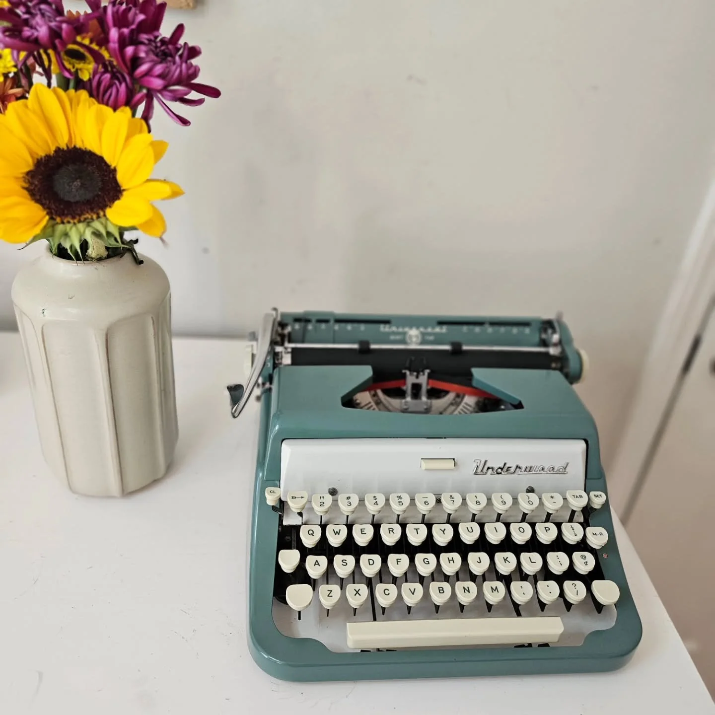 50's Underwood Universal. Candy shell. Underwood adopted bright colors in the fifties to become hip. 

What do you think about them?