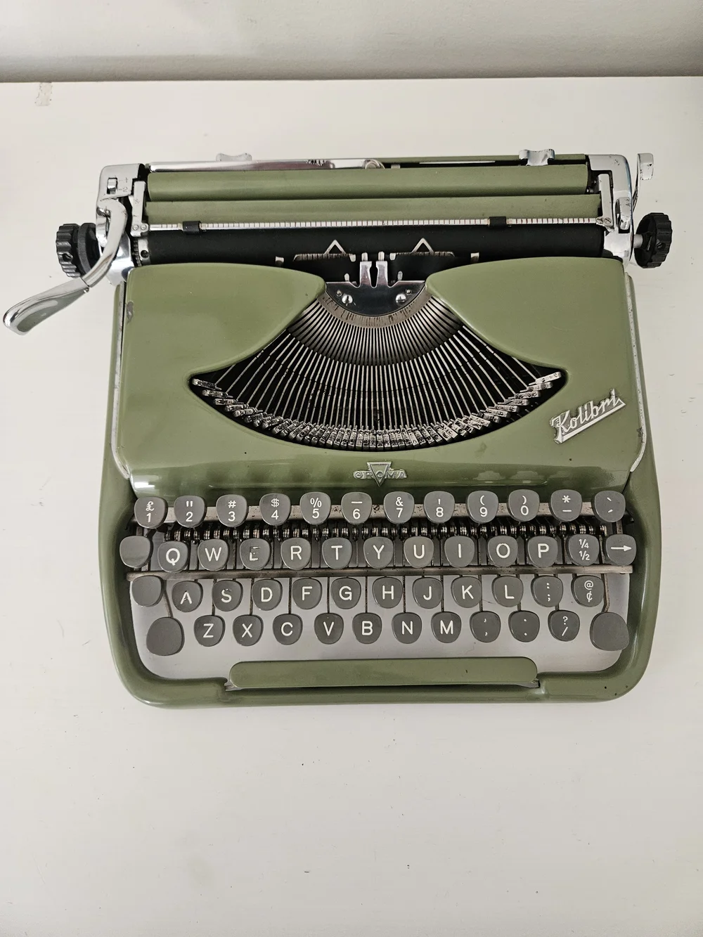 Groma Kolibri タイプライター アンティーク【ケース付き】 Circa 1959 Green Groma Kolibri Typewriter with Case and Gray Keys