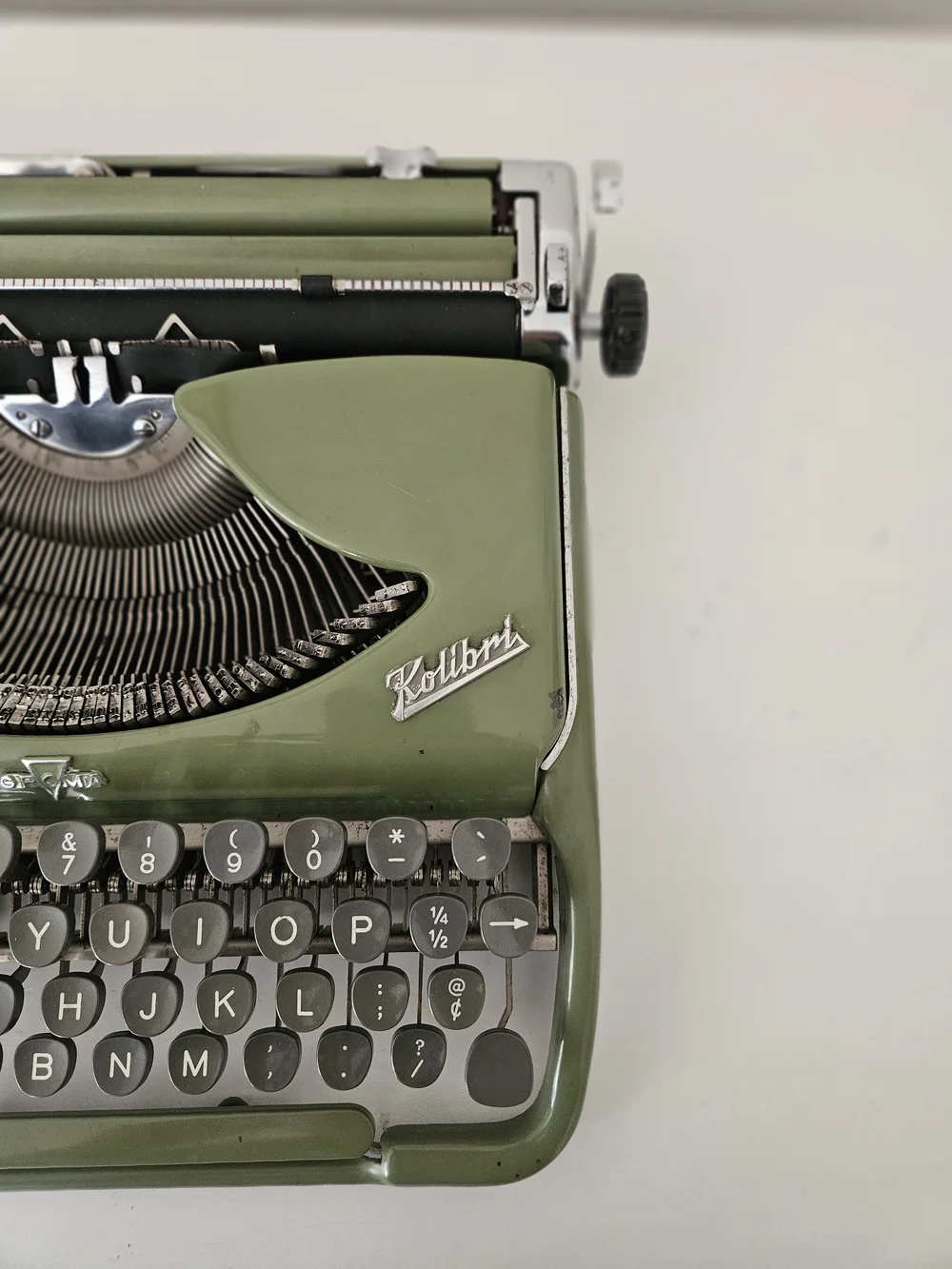 Groma Kolibri タイプライター アンティーク【ケース付き】 Circa 1959 Green Groma Kolibri Typewriter with Case and Gray Keys