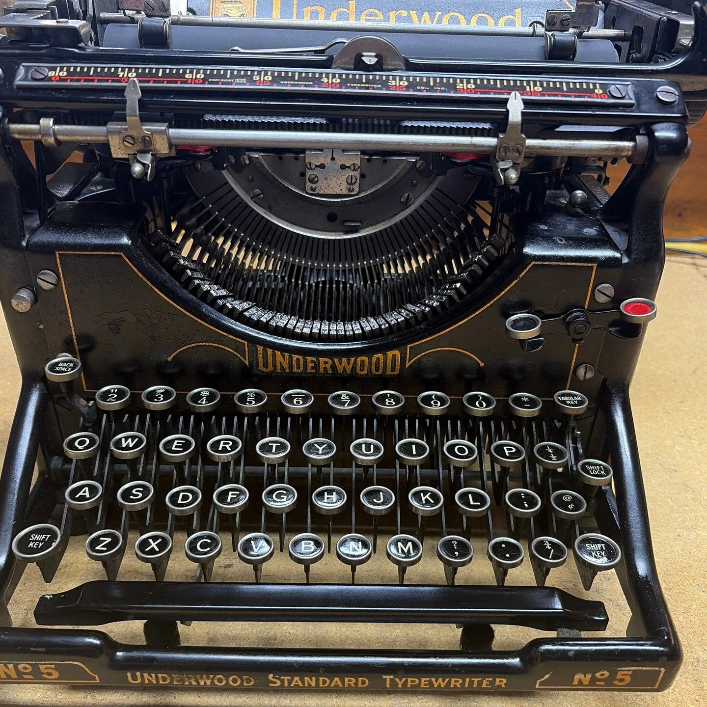 Always hard to find these with such beautiful and INTACT decals. 

One does what one can. 

#classictypewriter #writeon