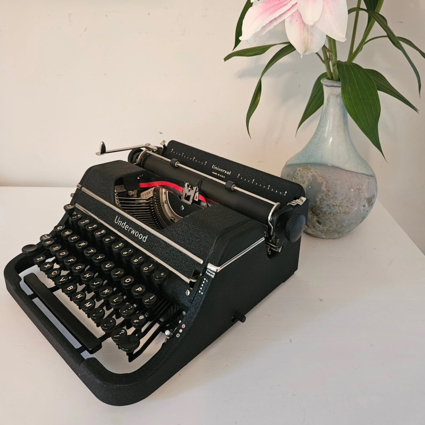 Forties Underwood Universal. You can contrast it to the one I recently posted of the fifties version. 

Dramatic change in design and mostly style.

These earlier, ones are a little higher quality.If you ask me. 

#classictypewriter #underwoodtypewri