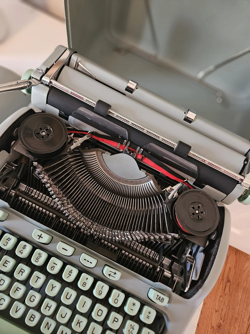アンティークHERMES 3000英字タイプライター Hermes 3000 vintage typewriter with case and manual, serviced
