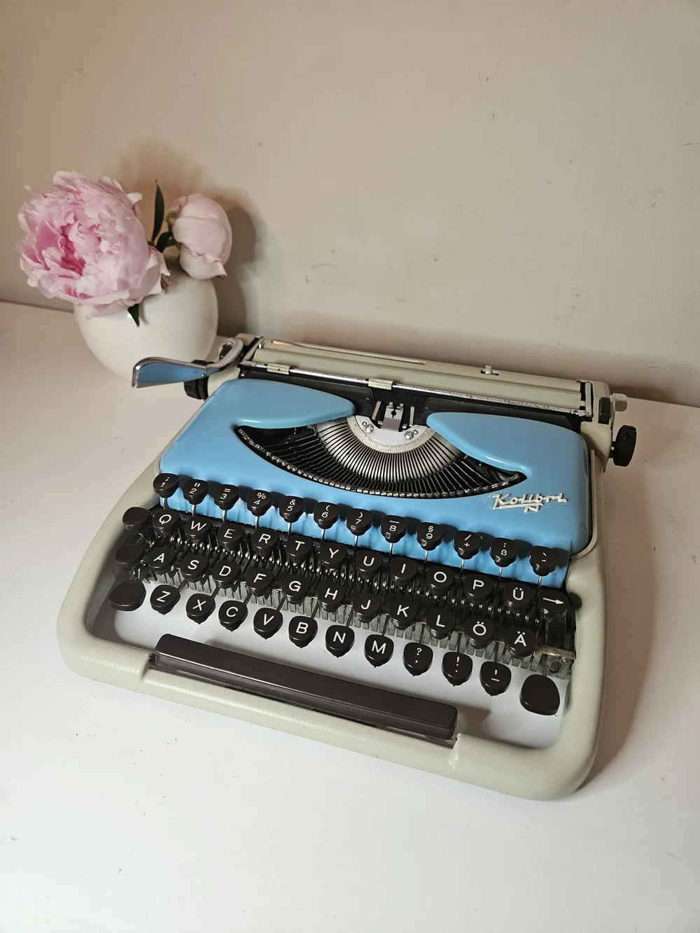 Groma Kolibri N — Two-Tone Sky Blue & Cream, circa 1960 — Classic