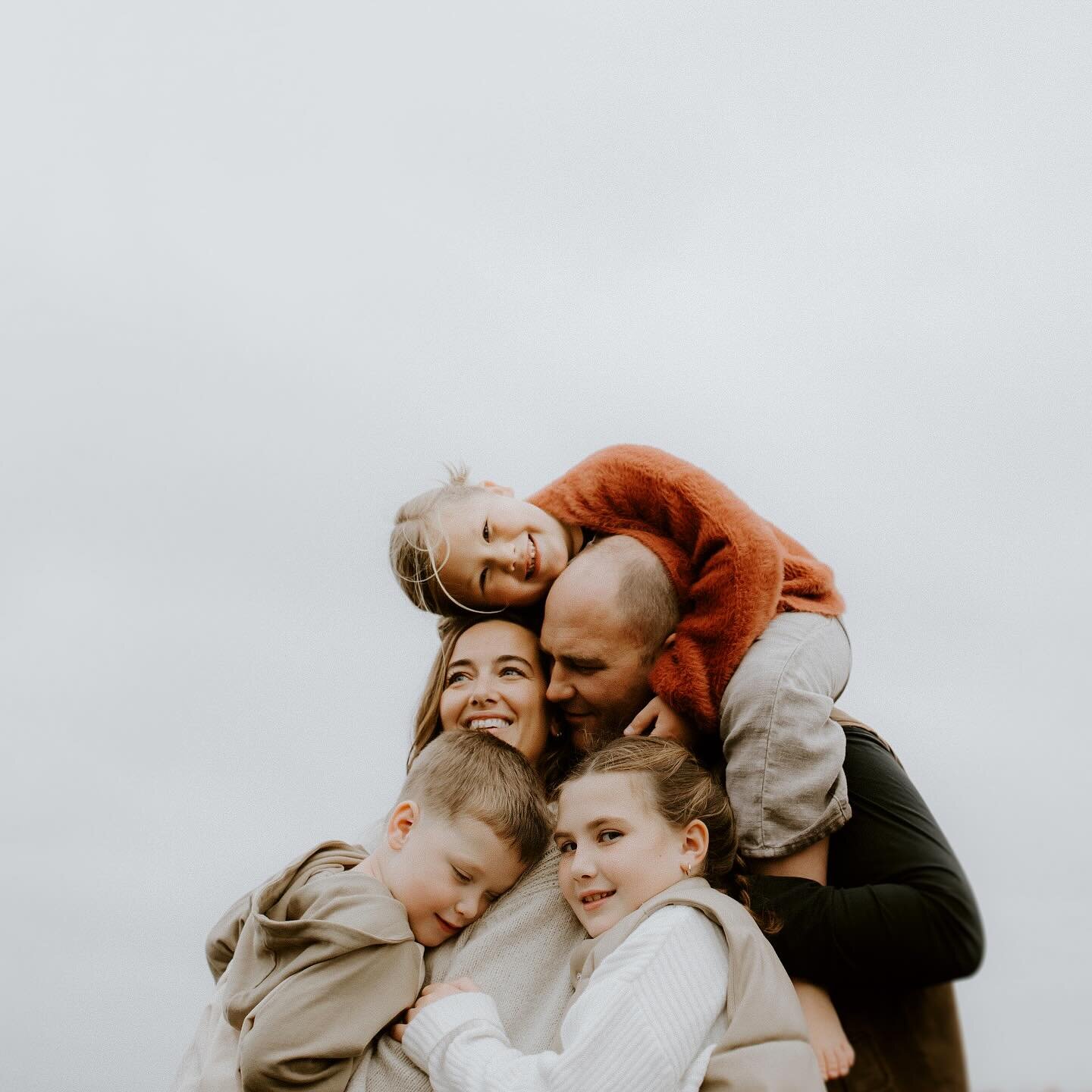 never underestimate a cloudy day for your family session🤩 love this fam. who needs shoes anyways, right @poppyandolivephotography ?! 🤣