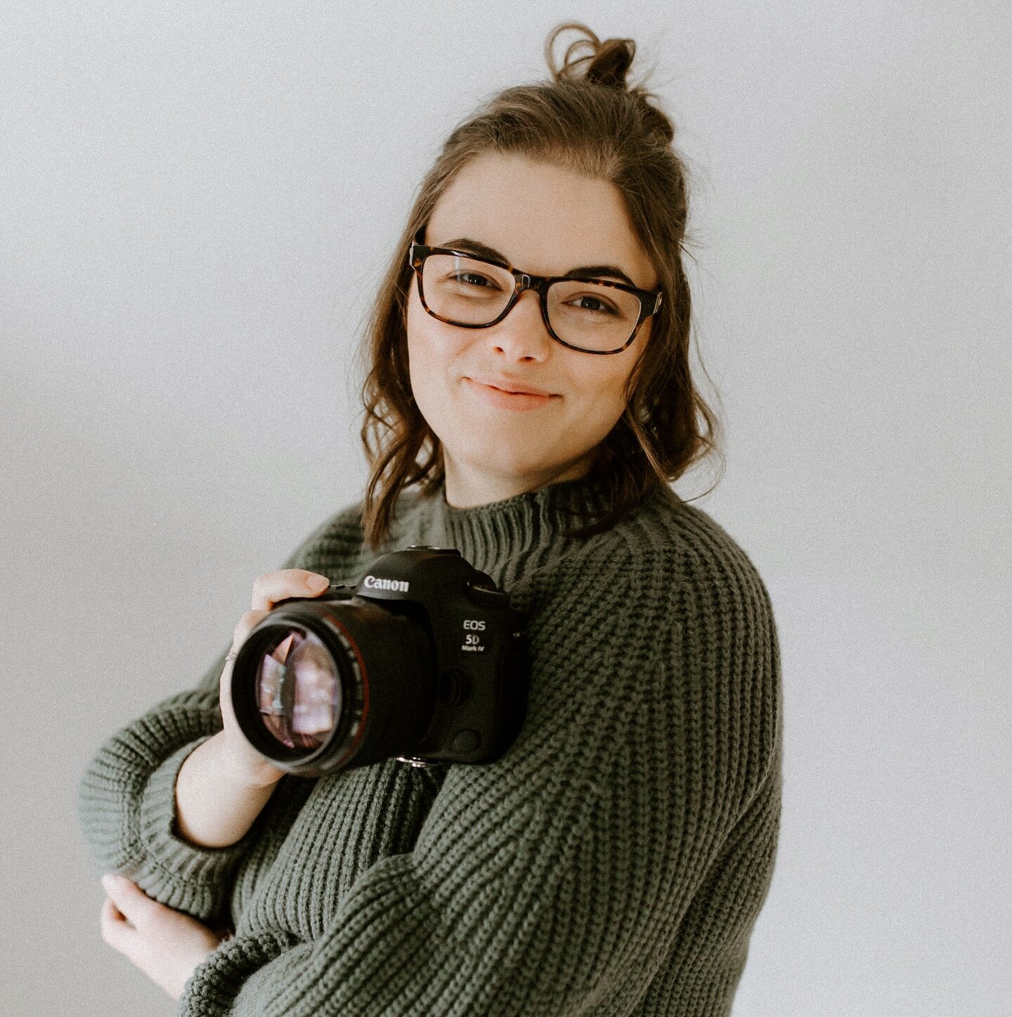 dressed up + makeup done called for a quick updated headshot as the last one was while I was pregnant 🤪 and yes I&rsquo;m 100% holding a camera because the &ldquo;what do I do with my hands?!&rdquo; thing is very, very real even for photographers 🤣