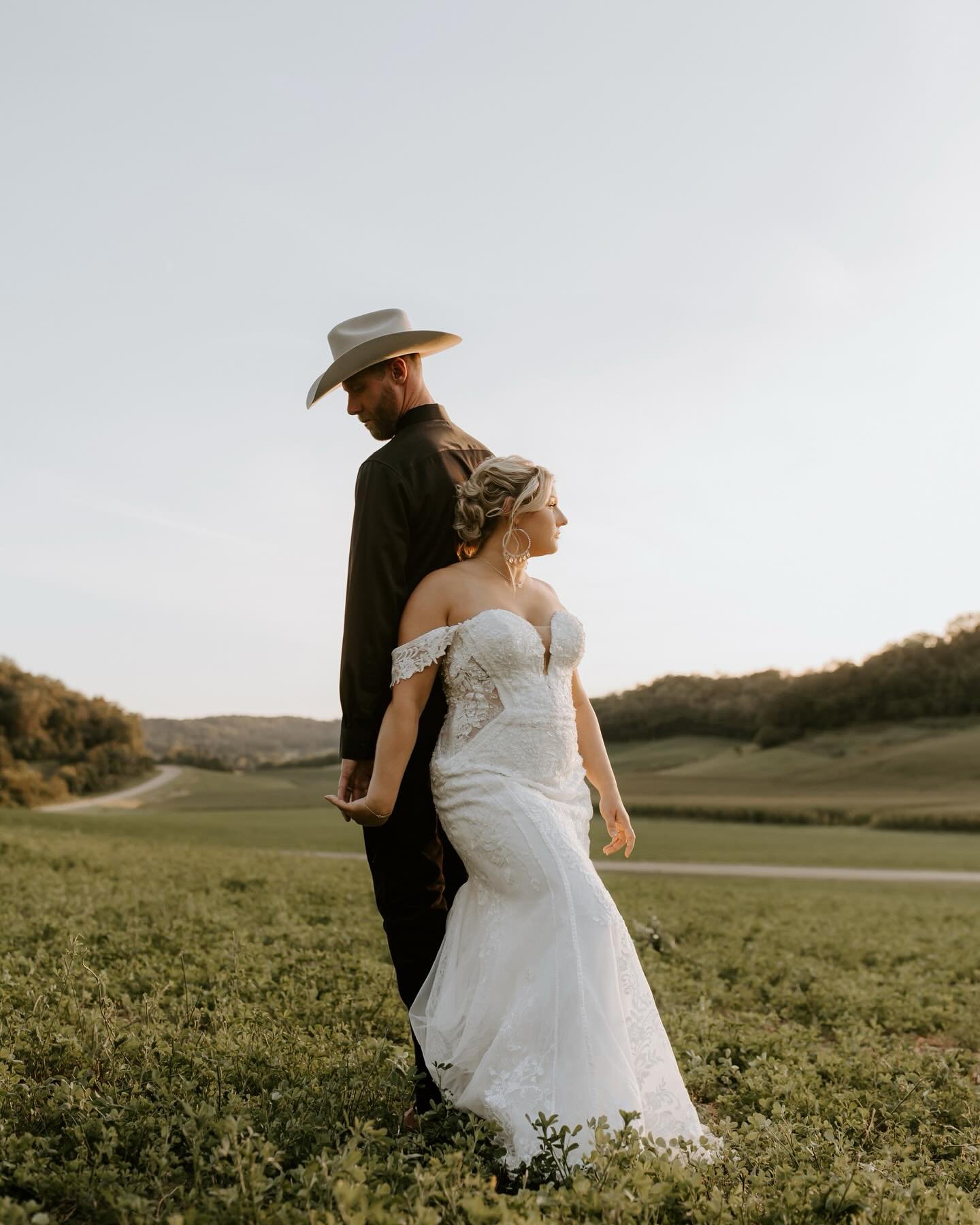 some of my top favorites from K+J&rsquo;s backyard wedding last year 🌙

these two and their families prepped J&rsquo;s family land in beautiful Spring Green, WI for quite some time leading up to the wedding day. on one of those days, J buried a bott