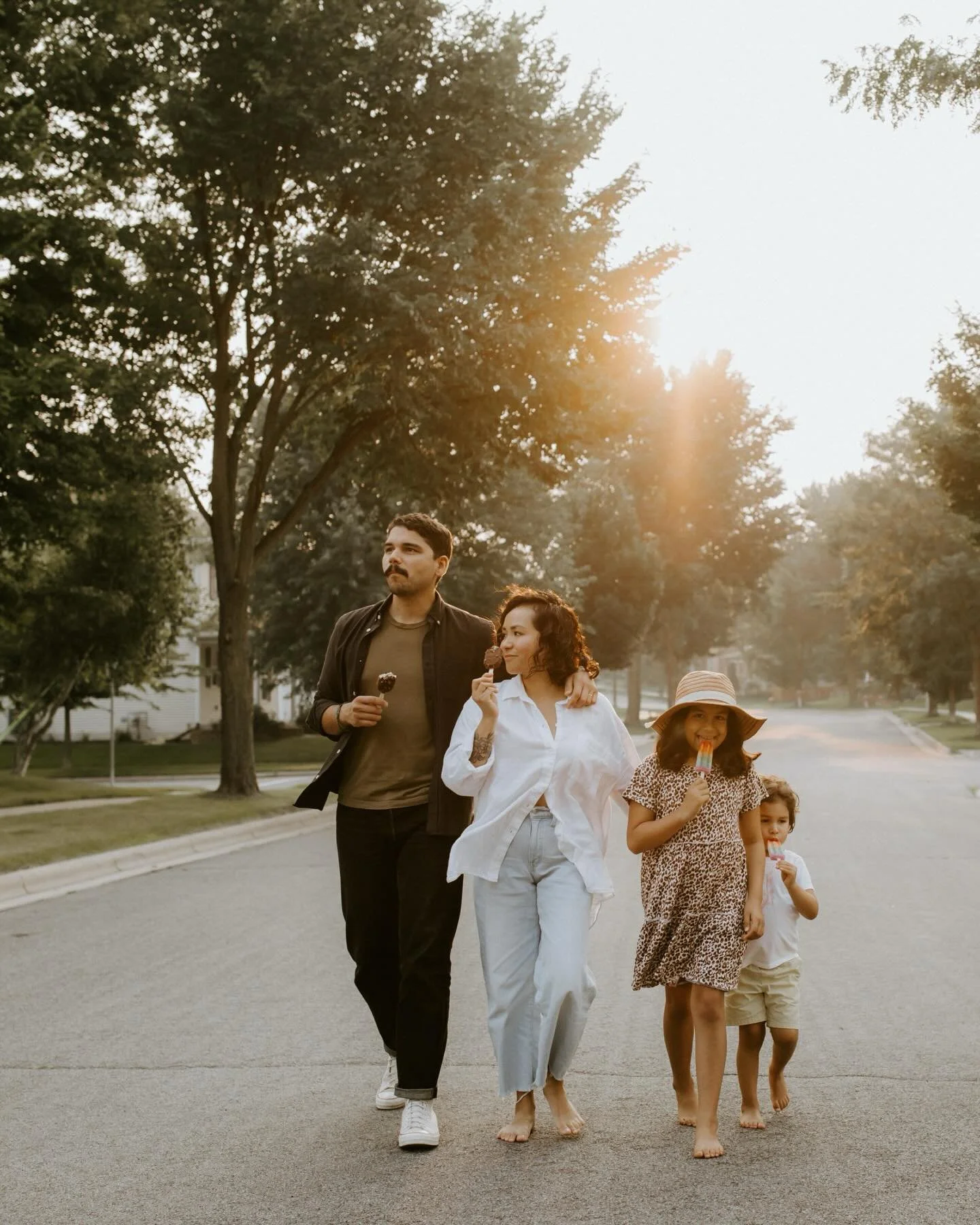 one final session at home before they packed up the life they built and moved to another country 🤍 a decision rooted in life experience, closeness and slowing down. One that was not easy to make, but will reap benefits for a lifetime. One that will 