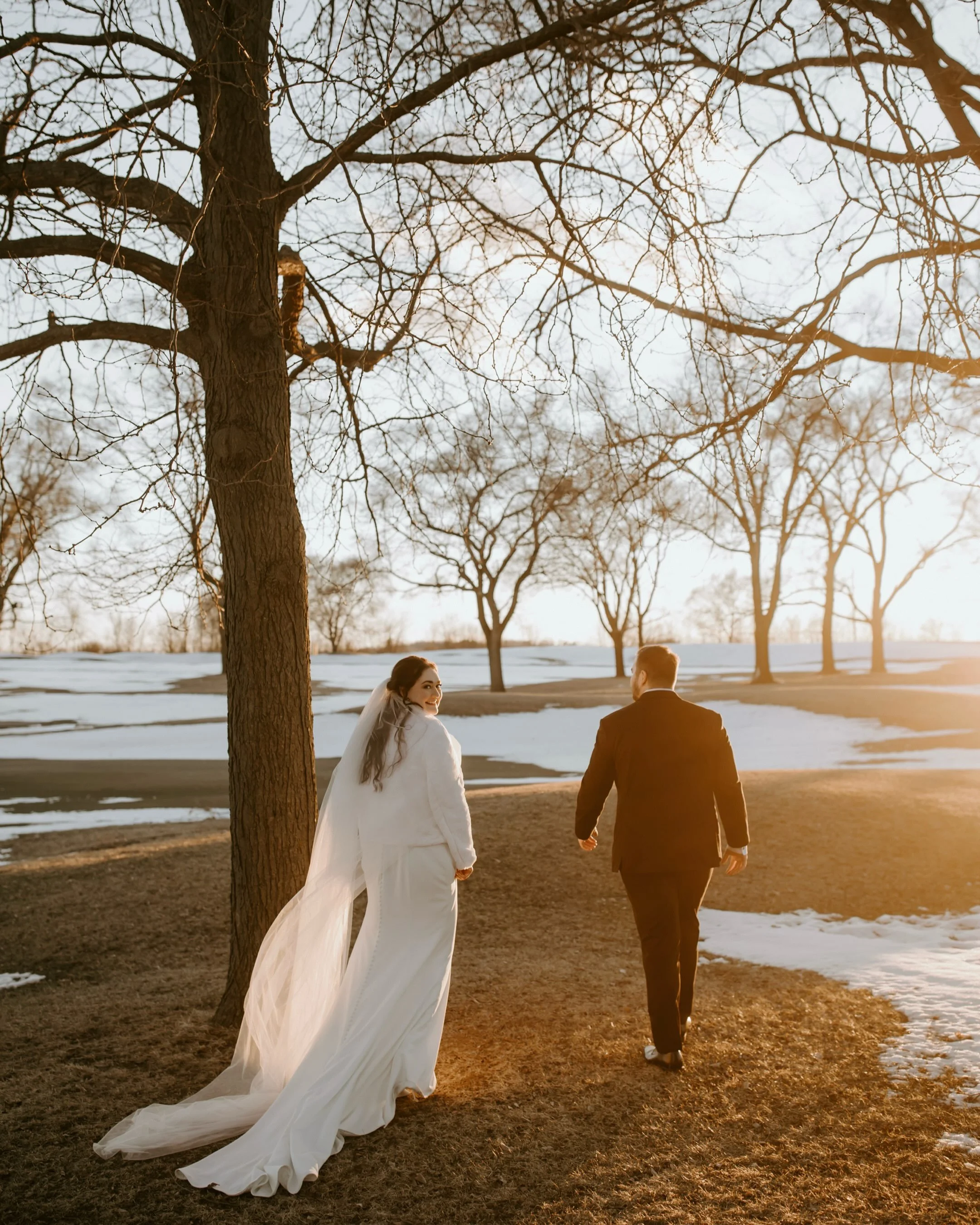 looking back to K+D&rsquo;s cozy, winter wedding🤍 the sweetest couple + rich tones + golden sun? Drool.