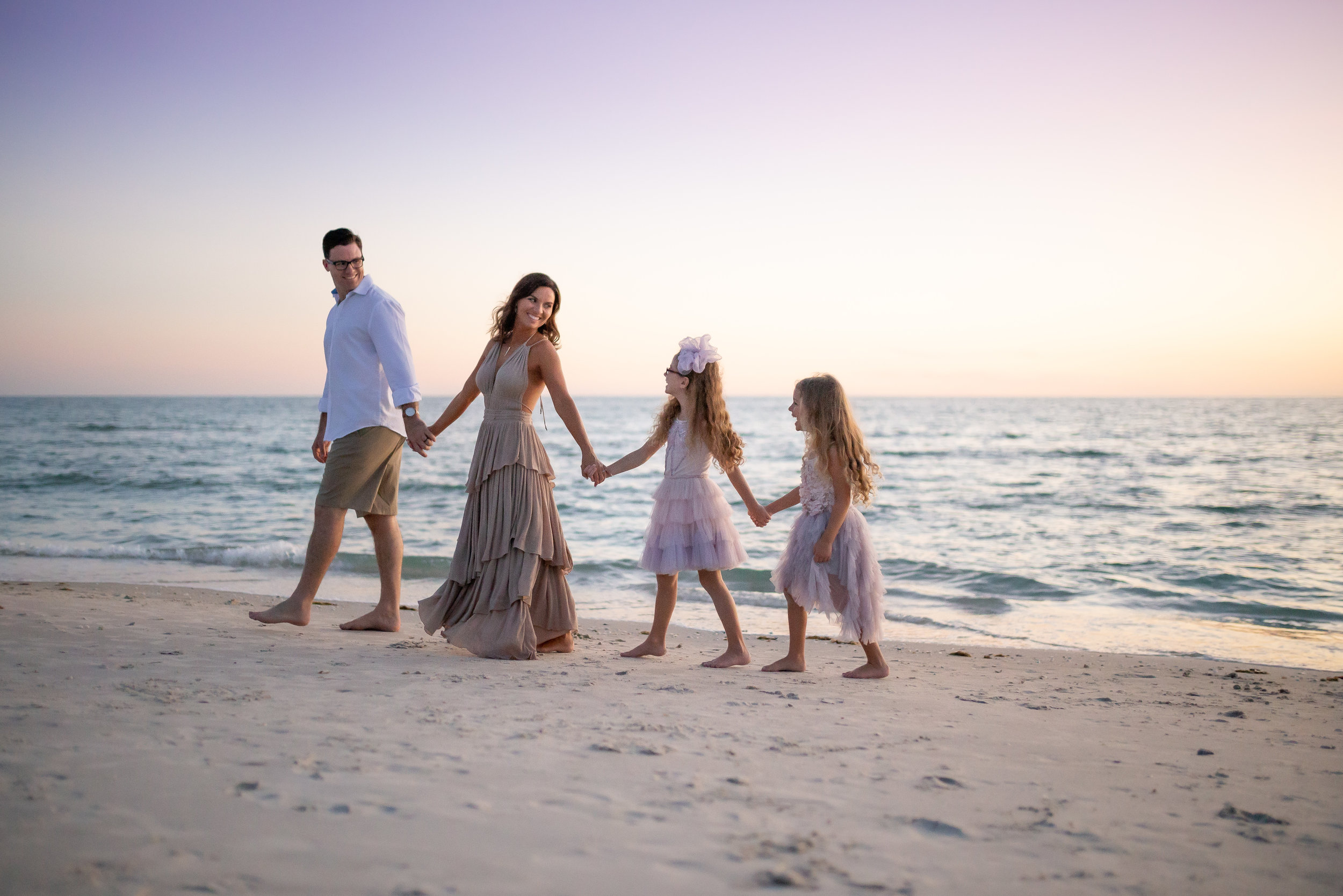 5 Must-Have Outdoor Family Session Poses by Daphodil Photo