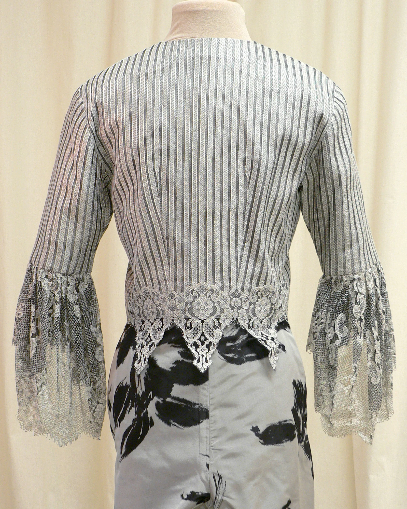 ensemble02_back_detail.jpg