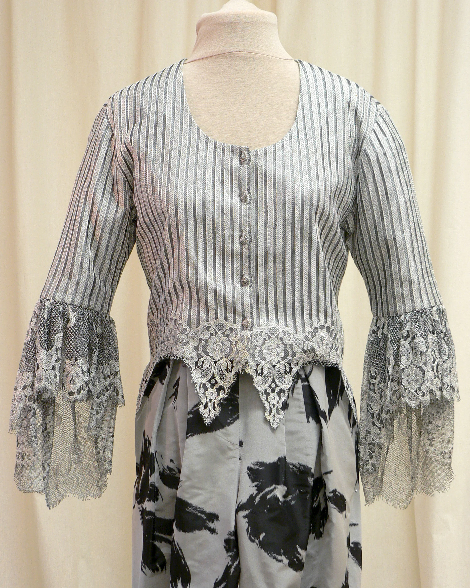 ensemble02_front_detail.jpg