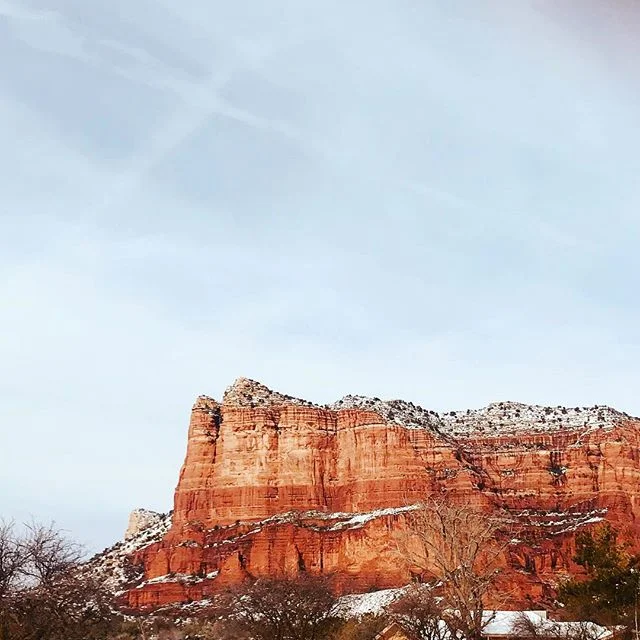 Spent the morning hiking in Sedona and check out this amazing view! What a beautiful winter morning here in Arizona. 🌄