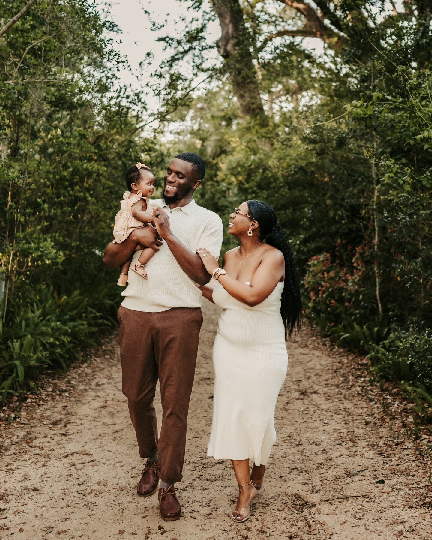 Got to meet the sweeeeeetest little family last night! #washingtonoaksstatepark never disappoints! It was so fun getting to capture these for you @dose.of.daquiana ❤️