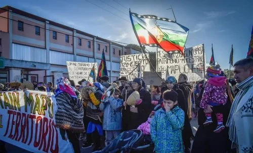      

 
   Los pueblos originarios llegaron a Viedma para denunciar políticas de ecocidio. Un gran número de manifestantes se congregó en la capital rionegrina para dejar en claro que defenderán su territorio ancestral frente a la megaminería, el fr