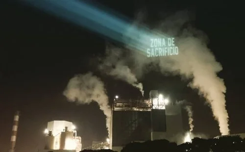      

 
   En Chile, a 150 Kilómetros de Santiago, se encuentra la bahía de Quintero-Puchuncaví. Allí, en la costa del pacifico, se instalaron las industrias que transformaron el territorio, el ambiente y la salud de la población. 30/06/2022 
 




