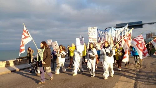      

 
   Cada mes desde hace ocho meses ininterrumpidos, la Red Ecosocialista-MST junto a las organizaciones que integran la Asamblea por un mar libre de petroleras y cientos de activistas independientes salen a las calles para denunciar la amenaz