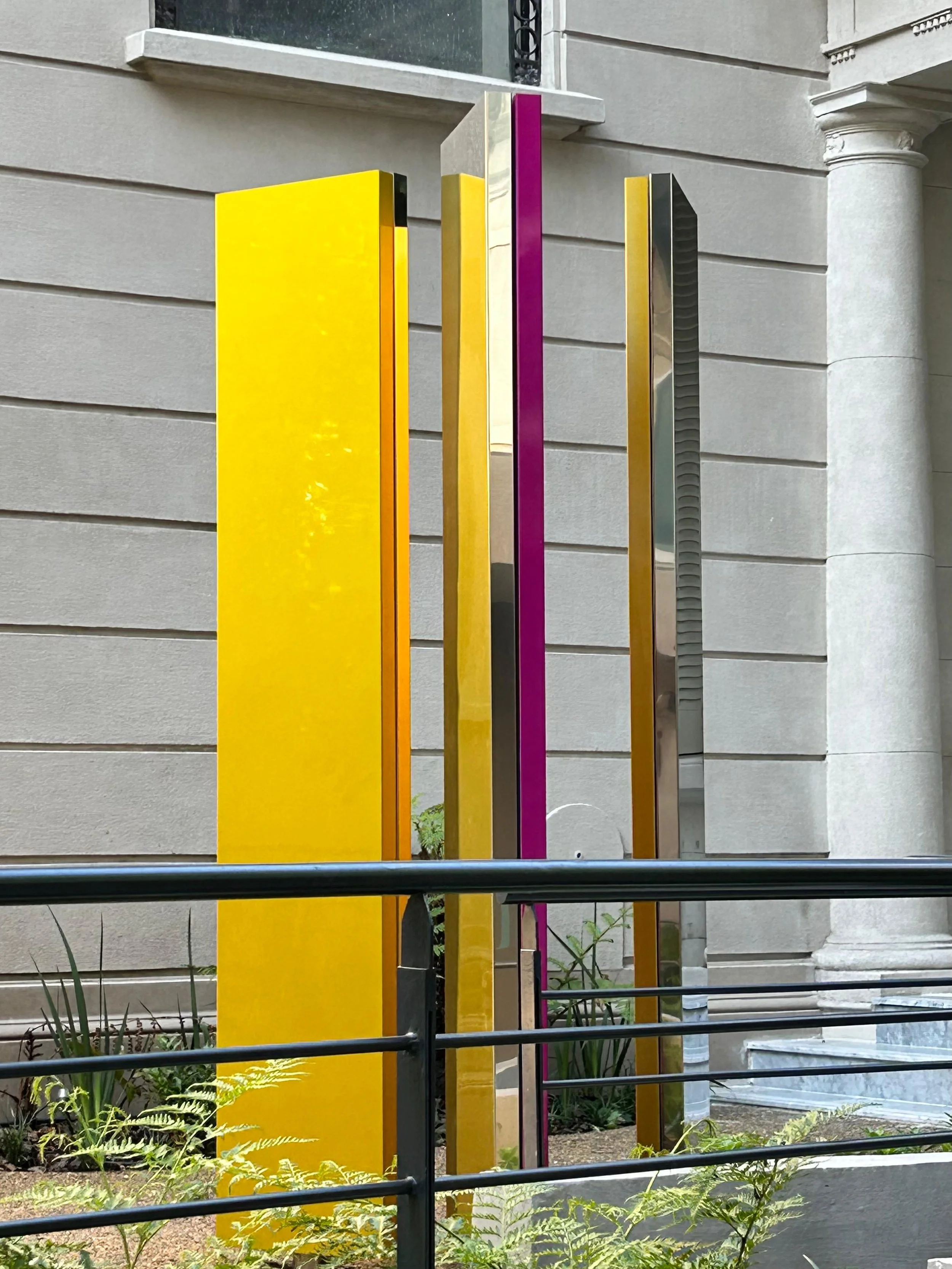 CAROLA ZECH. Nosotros, intervención Pasaje Calas. Acero inoxidable, pintura bicapa. 2023 (12).jpg