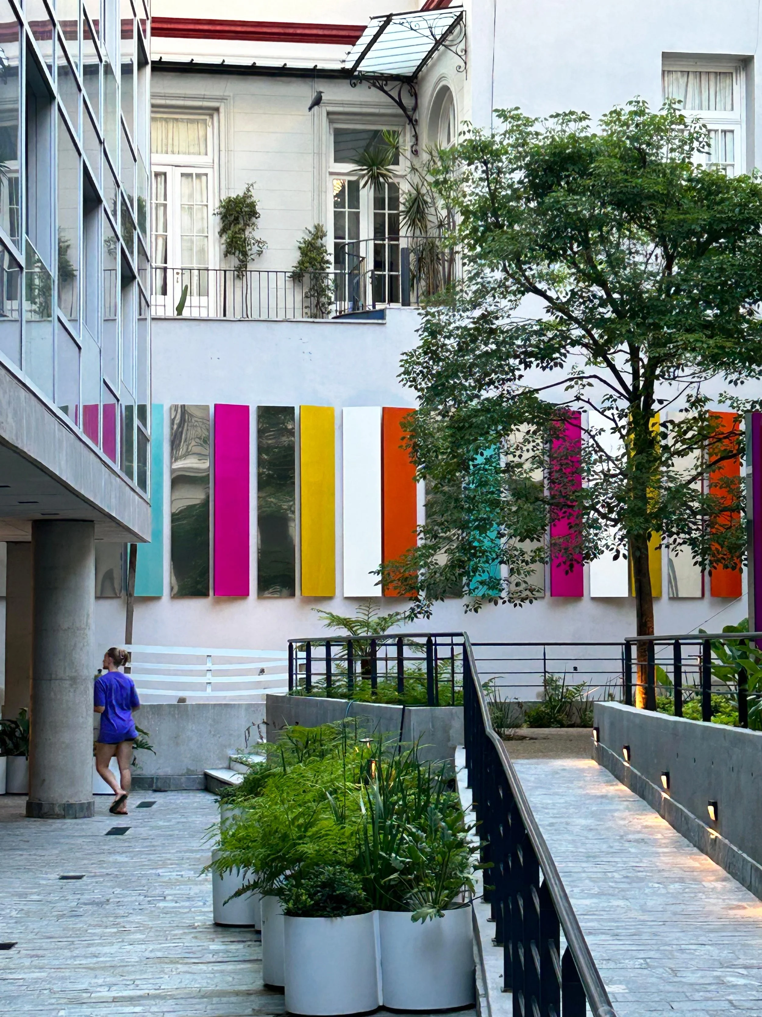 CAROLA ZECH. Nosotros, intervención Pasaje Calas. Acero inoxidable, pintura bicapa. 2023 (4).jpg