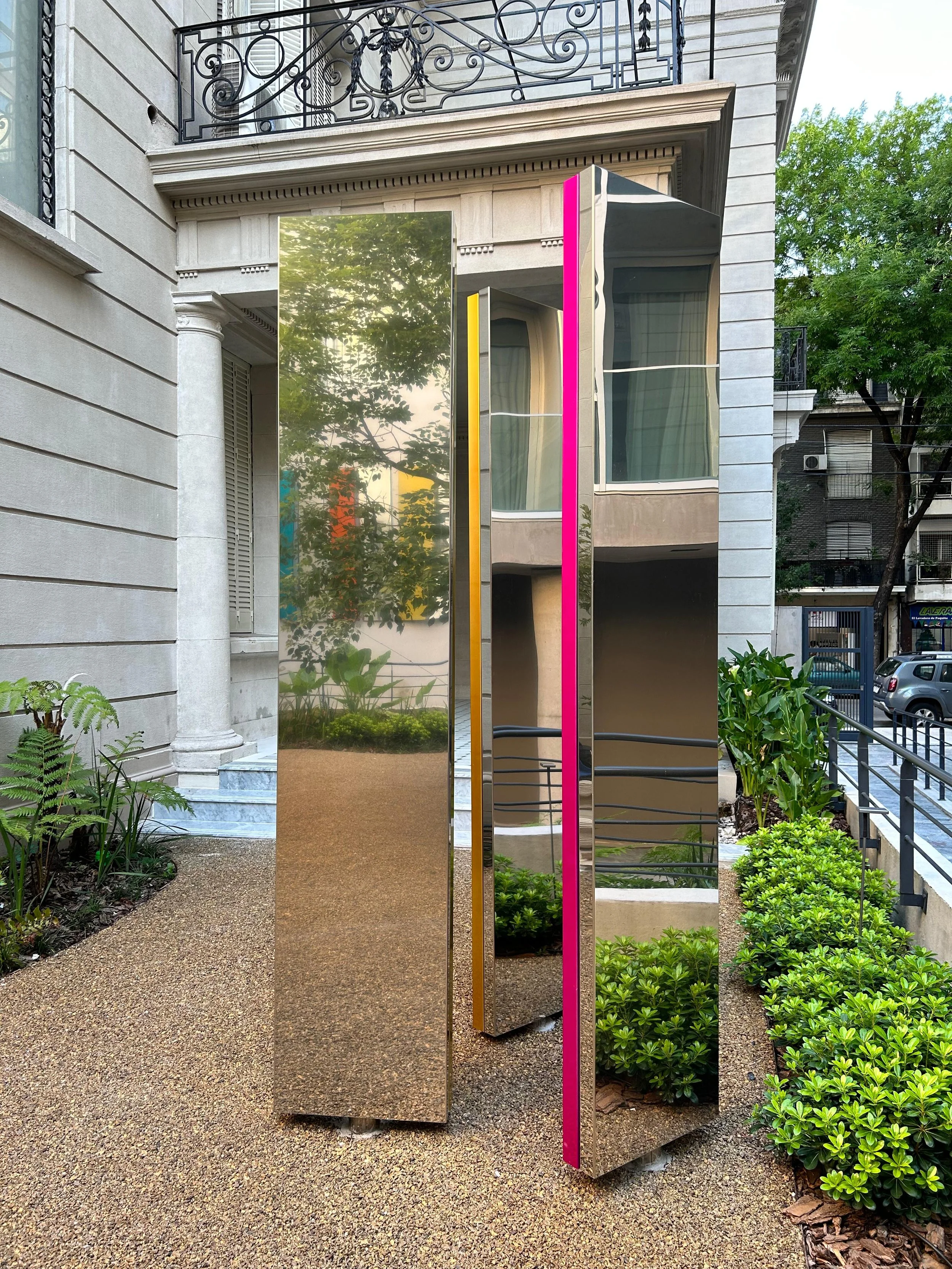 CAROLA ZECH. Nosotros, intervención Pasaje Calas. Acero inoxidable, pintura bicapa. 2023 (13).jpg