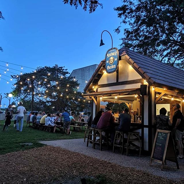 Summer nights at Anton's are 👌🏻✨⭐. Visit us in downtown Waterloo, across from Newton's Cafe!
&bull;
&bull;
&bull;
#waterloo #iowa #midwest #beergarden #beer #local #experiencewaterloo