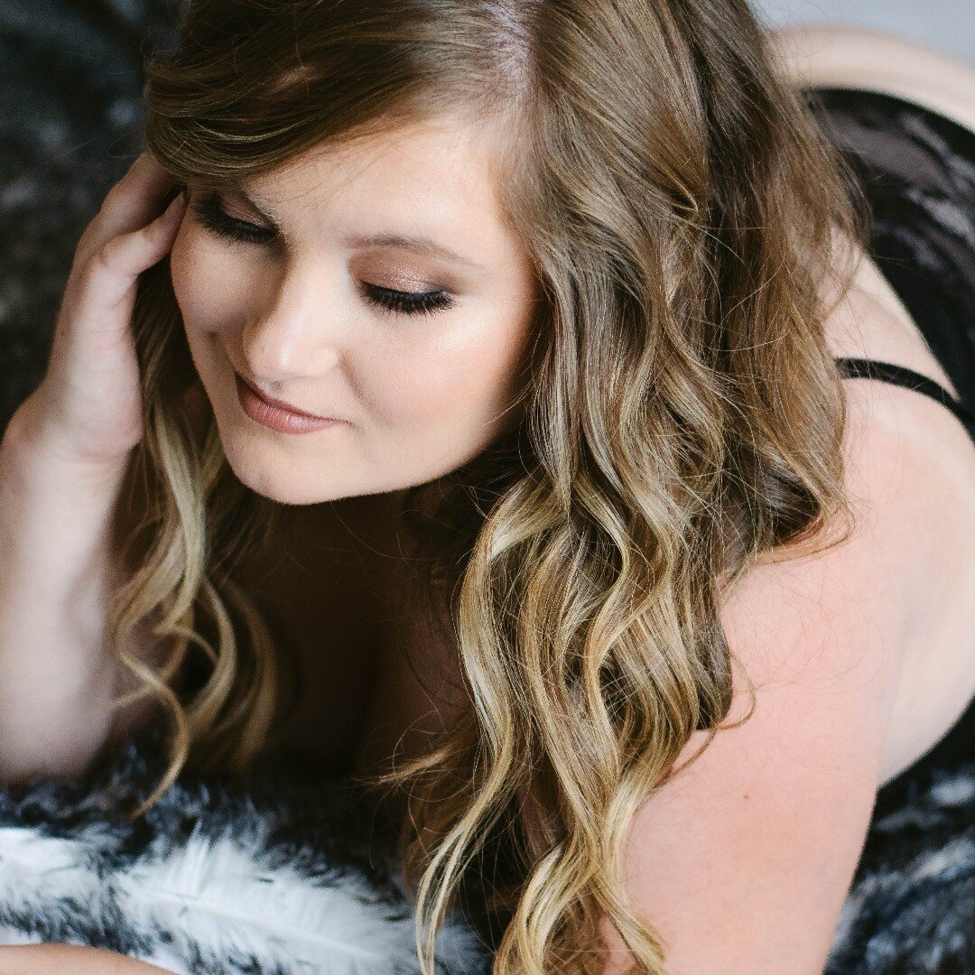 I had a fun time with the beautiful Miss J this past weekend, and I think it's fair to say she enjoyed her Boudoir Experience. DM me to book yours!

Makeup: @carlyireneartistry 
Hair: @color_me_debi 

---

#grandforksphotographer #boudoirphotography 