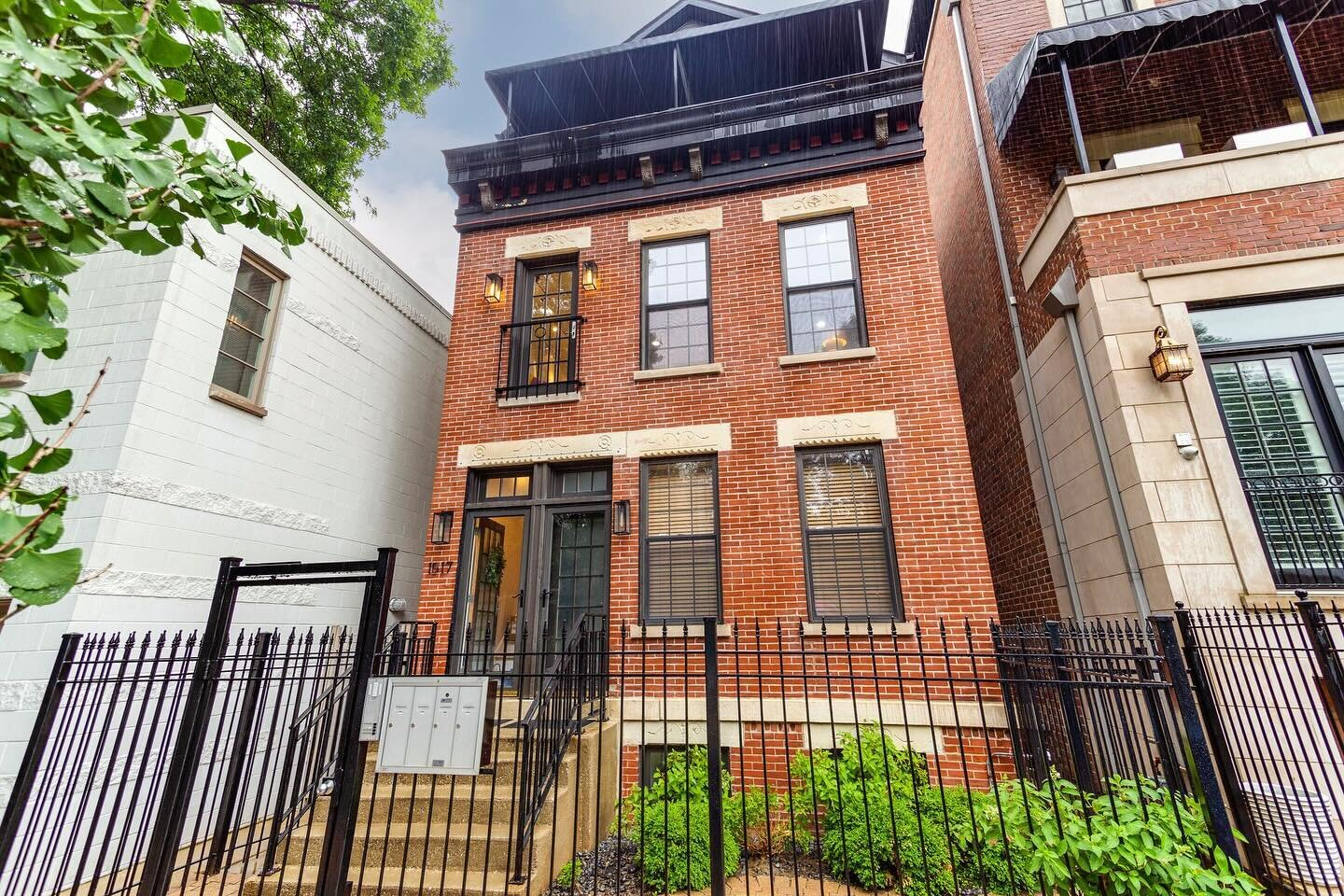 JUST LISTED!

1517 N North Park Avenue

$1,950,000

Incredible four-unit building, fully updated and rehabbed in 2017 in prime Old Town. The top duplex-up unit occupies the floors two and three with high end finishes, great light, multiple private ou