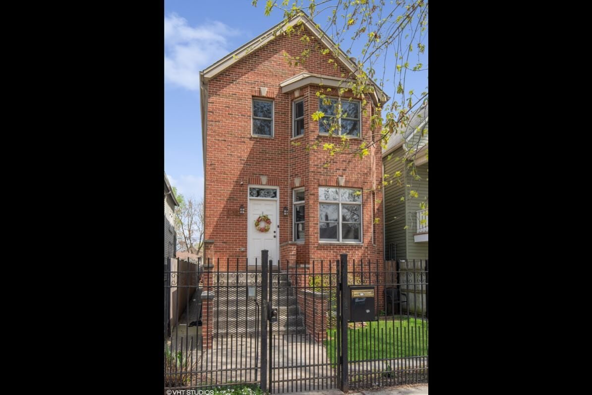 New Listing!

4631 N Harding Avenue

$749,000

A spacious single-family home with 4 bedrooms and 3.5 bathrooms on a great street in Albany Park! 

Message us for more information.