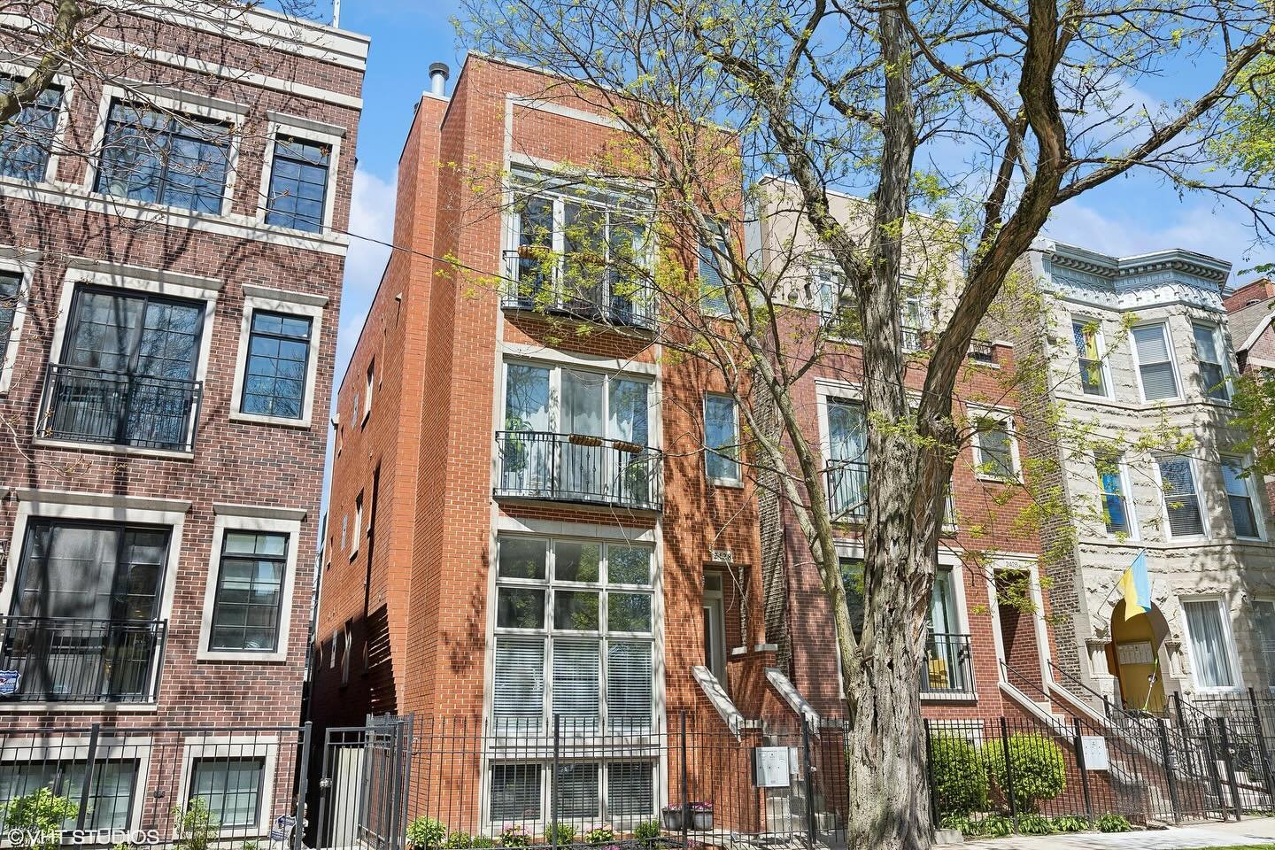 JUST LISTED!

2428 W Cortez St #3

$500,000

Extremely well cared for 2 bedroom 2.5 bathroom top floor condo in an ALL BRICK building in West Town with a full rooftop deck! This bright and cheery top floor unit has tall ceilings and abundant natural 