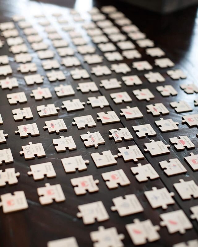 Puzzle piece escort cards was one of my favorite details from Lauren and Shaun&rsquo;s wedding! 
When guests took their seats for dinner, they had to work together with others at the table to put a puzzle together - it would reveal a significant plac