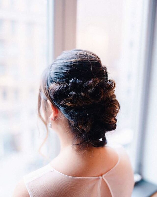 WFH hair goals &bull;
@angelaboswellmua
@rebeccaouphotography
&bull;
#bride #bridalhair #bridalhairstyle #hairstyle #hairinspo #updo #formalhair #formalhairstyle #fancyhair #gettingready #nyc #nycwedding #nycweddingcoordinator #weddingcoordinator #we