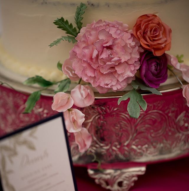 The best photographers will seek out the littlest details to document. And you&rsquo;ll be so glad they did. 🌸 @jennifermardusphotography is great at doing this! These sugar flowers are mini works of art by @irenemaston - missing you! #VT