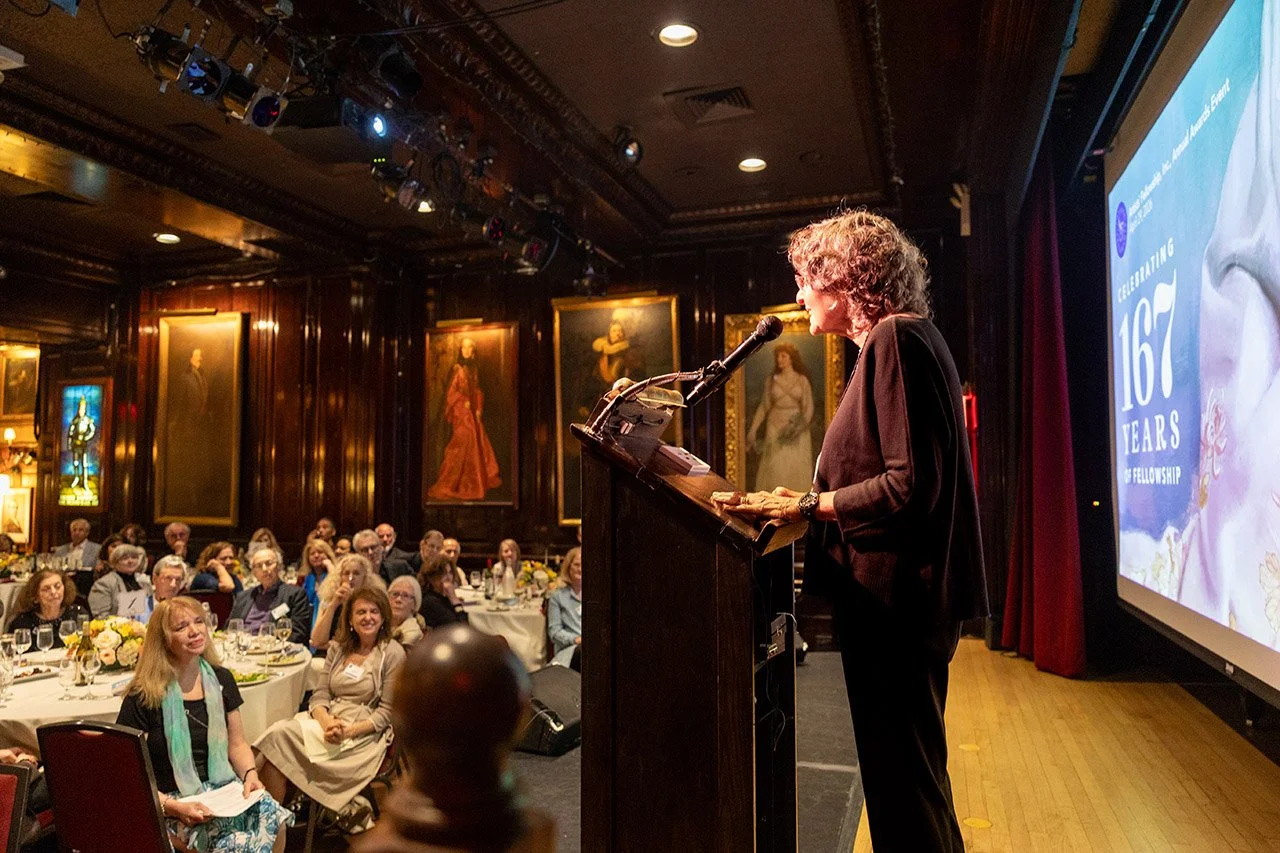 lectern_SusanHort_RHM_wide_w_audience.jpg