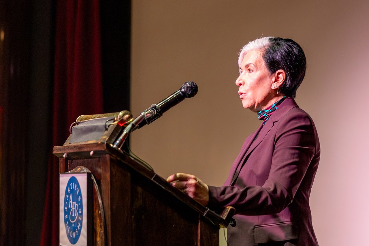 lectern_Sharon_profile.jpg