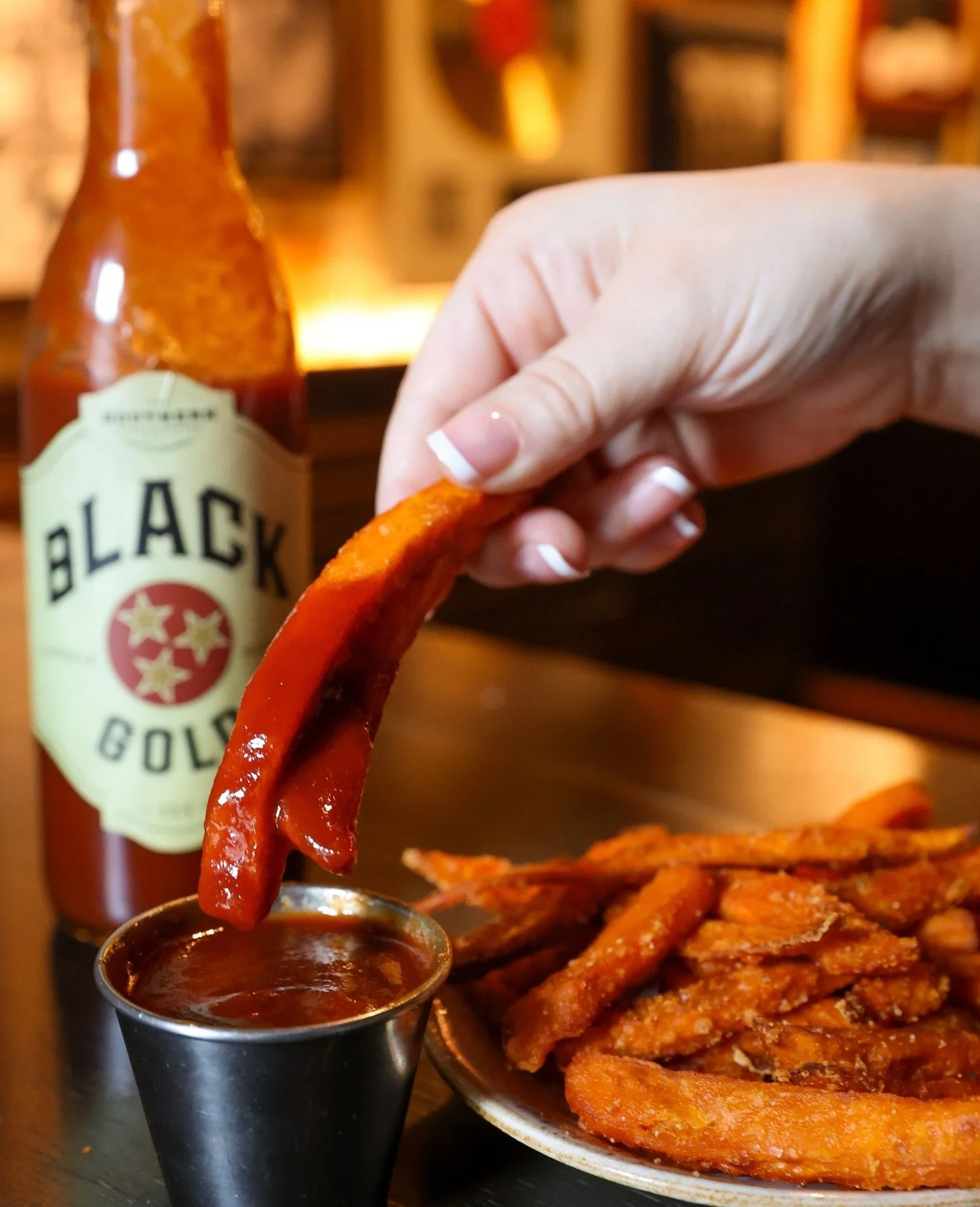 Our Black Gold Texas Ketchup pairs well with... everything! This smokey, chipotle dipping sauce makes the perfect last minute gift for the foodie in your life. Shop in our restaurant or on our website!⁠
📸: @kycahillphotos⁠
⁠
.⁠
.⁠
.⁠
.⁠
.⁠
.⁠
.⁠
.⁠
