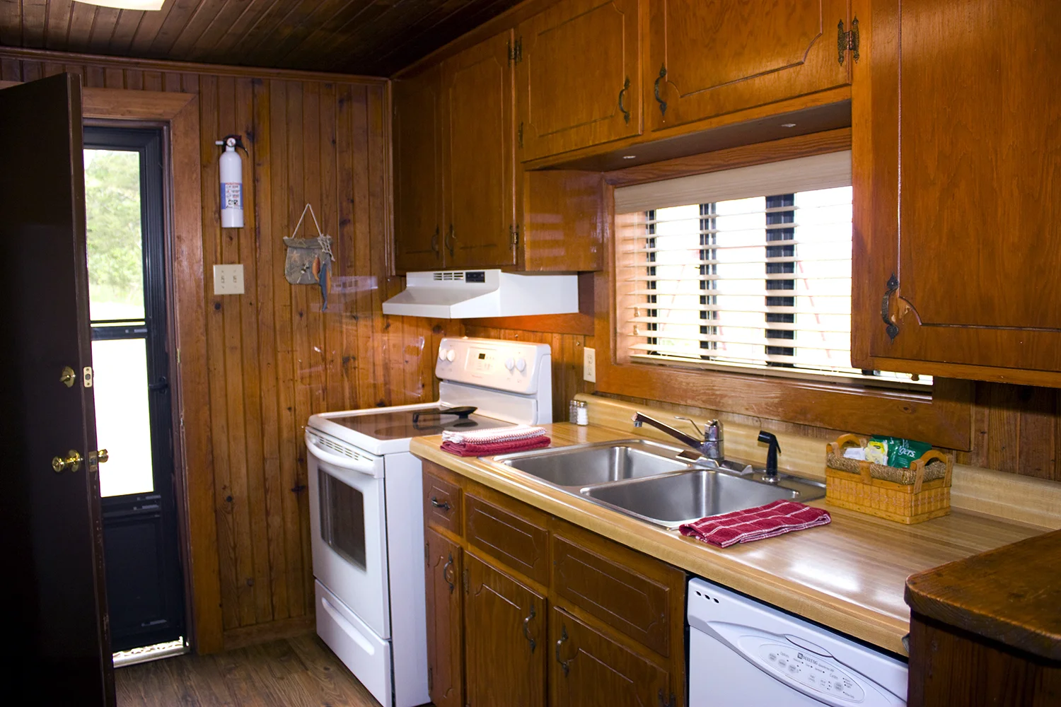 10 Int Kitchen.jpg