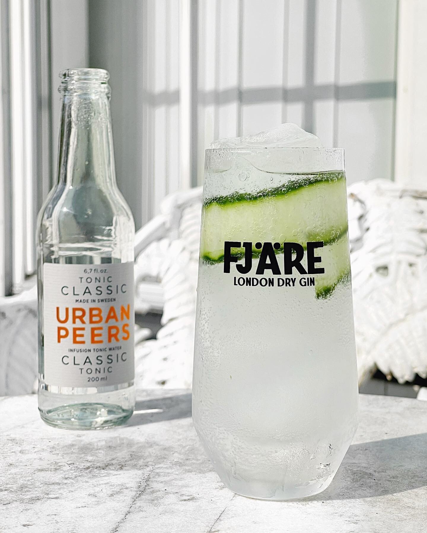 Cucumber Gin &amp; @urbanpeers.se tonic🥒

5 cl gin 
20 cl Urban Peers Classic Tonic
1 tunn skiva gurka
Nymalen svartpeppar p&aring; toppen

#urbanpeers #ginandtonic #tonicwater #gin #tonic